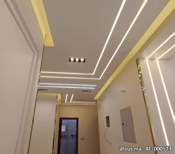 Couloir à faux plafond à lignes lumineuses LED et spots