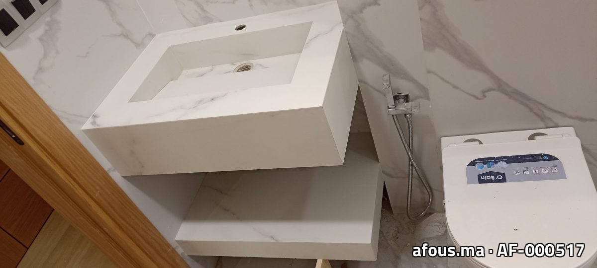 Vasque cubique en pierre effet marbre blanc sur tablette murale — Casablanca