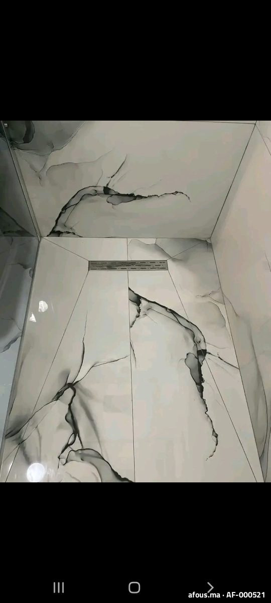 Douche à l'italienne en grès effet marbre à veinage symétrique — Casablanca