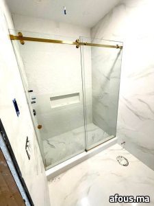 Cabine de douche à parois coulissantes et rail laiton doré — Rabat
