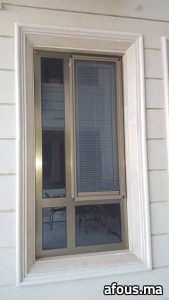 Fenêtre aluminium bronze à store intégré et chambranle en pierre — Casablanca