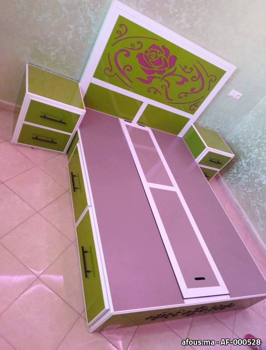 Lit double laqué vert et mauve à tête de lit gravée — Casablanca