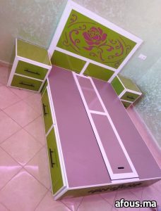 Lit double laqué vert et mauve à tête de lit gravée — Casablanca