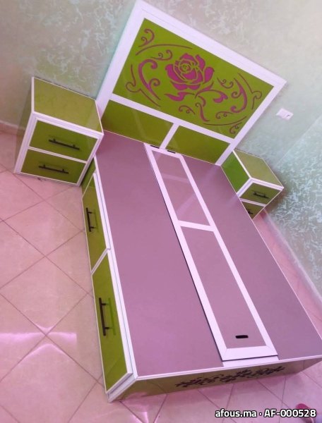 Lit double laqué vert et mauve à tête de lit gravée — Casablanca