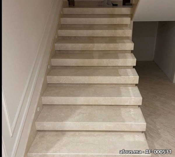 Escalier habillé de marbre beige à marches à nez arrondi