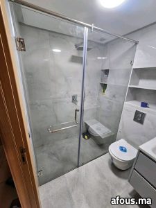Paroi de douche en verre à cadre chromé dans une salle de bain en marbre gris — Casablanca