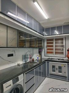 Cuisine en aluminium gris avec vitrines, plan foncé et fenêtre coulissante — Casablanca