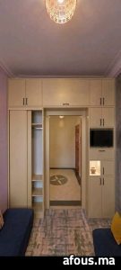 Rangements sur mesure beige encadrant un passage, avec niche TV — Casablanca