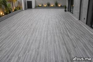 Grande terrasse pavée de marbre gris veiné avec éclairage et jardinières — Casablanca