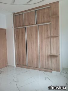 Placard coulissant en mélaminé décor bois clair — Khémisset