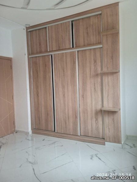 Placard coulissant en mélaminé décor bois clair — Khémisset