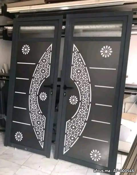 Double porte en aluminium noir à motif arabesque — Casablanca