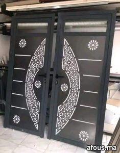 Double porte en aluminium noir à motif arabesque — Casablanca