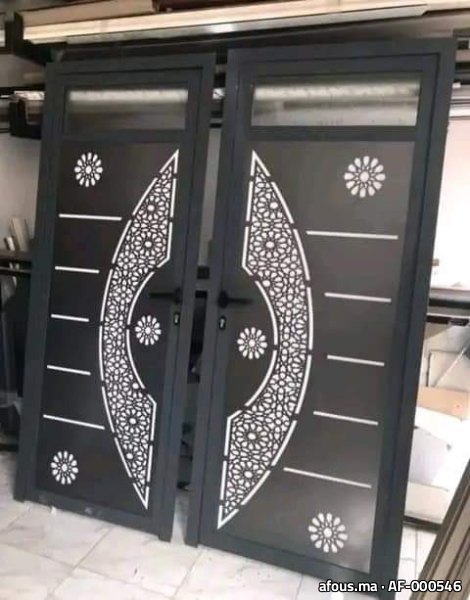 Double porte en aluminium noir à motif arabesque — Casablanca