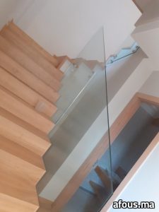 Escalier en bois à garde-corps en verre — Casablanca