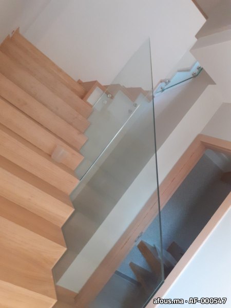 Escalier en bois à garde-corps en verre