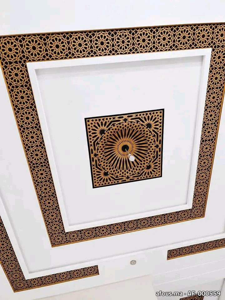 Plafond à frises claustra dorées et médaillon central — Fès