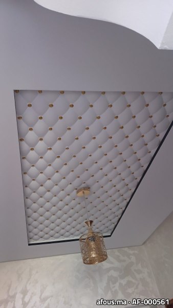 Faux plafond capitonné à boutons dorés