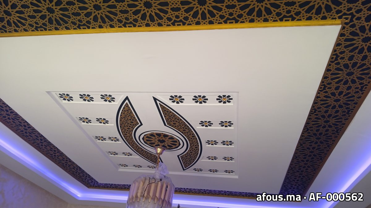 Faux plafond à frise ajourée et LED — Kénitra