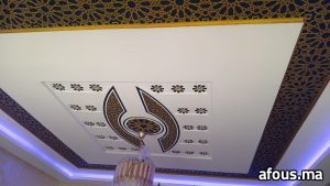 Faux plafond à frise ajourée et LED — Kénitra