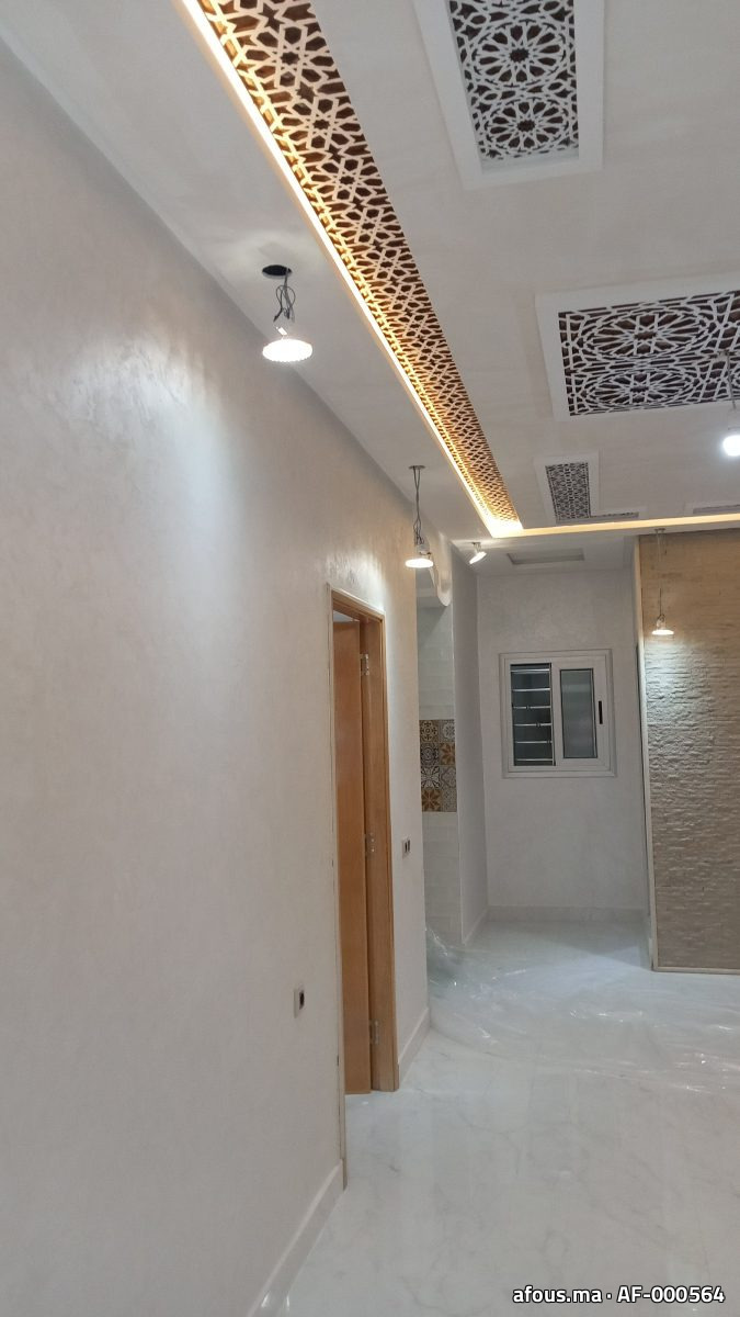 Couloir en tadelakt clair à panneaux ajourés — Tanger
