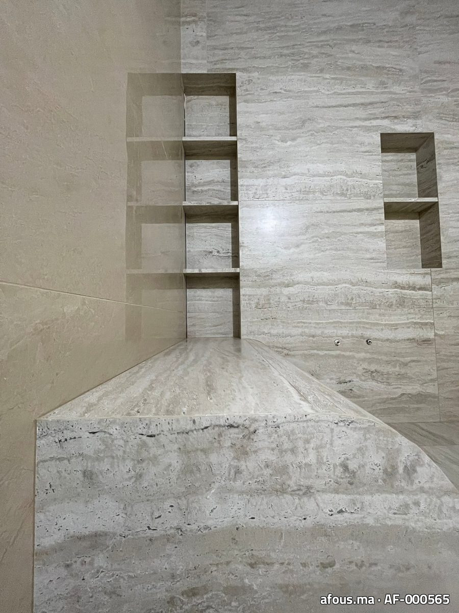 Douche effet marbre gris à niche encastrée — Oujda