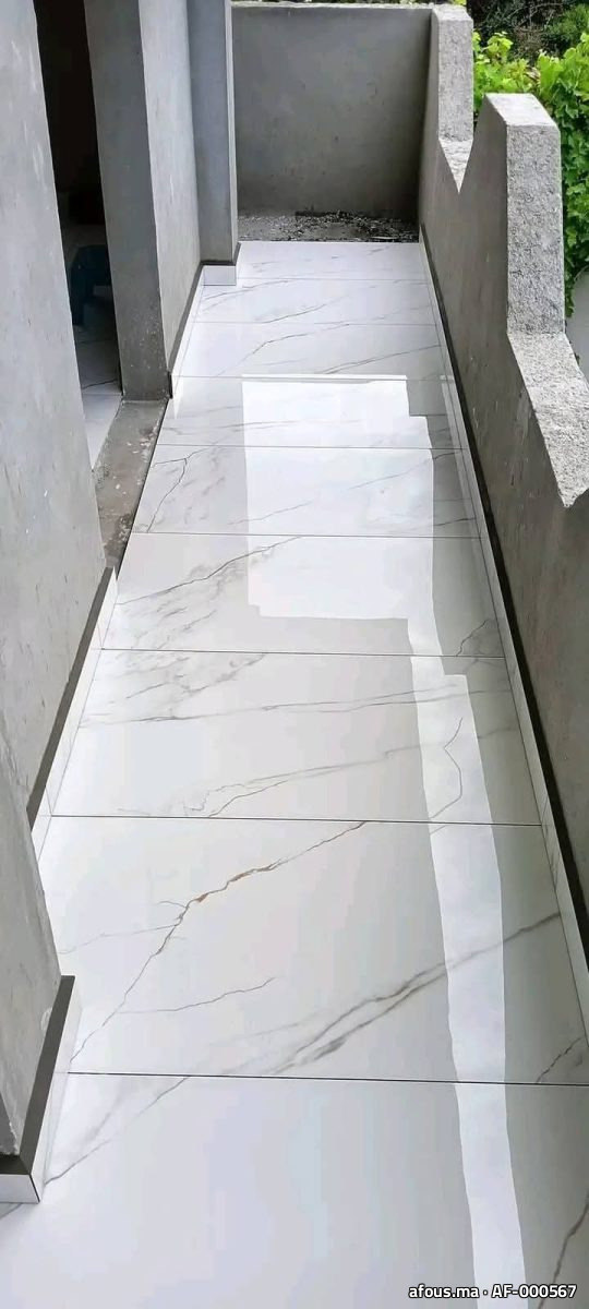 Sol extérieur en grands carreaux effet marbre blanc — Oujda
