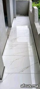 Sol extérieur en grands carreaux effet marbre blanc — Oujda