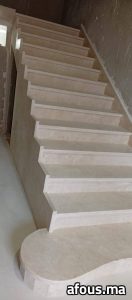 Escalier effet marbre beige à première marche galbée — Oujda
