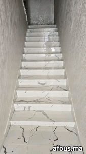 Escalier effet marbre blanc veiné à marches polies — Oujda