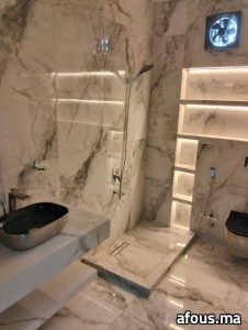 Salle de bain effet marbre à niches rétroéclairées — Oujda