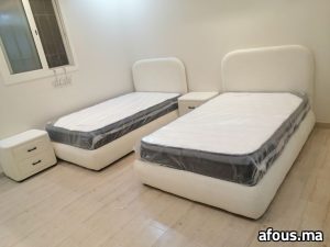 Deux lits simples en tissu bouclé crème à chevets — Marrakech