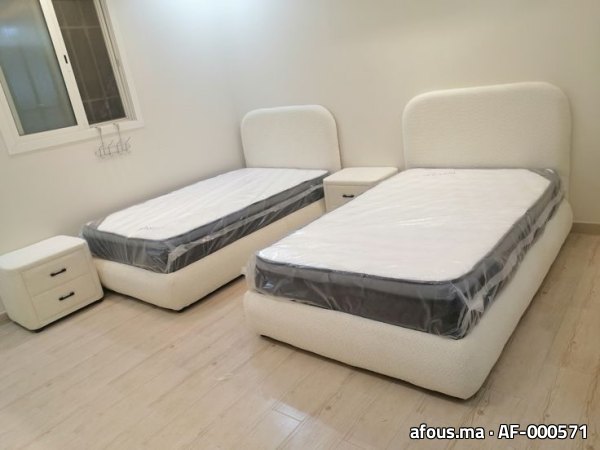 Lits simples en tissu bouclé crème