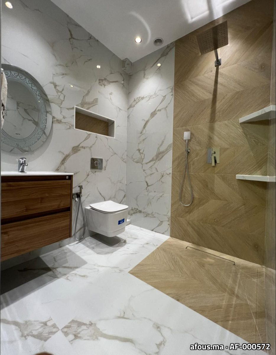 Salle de bain effet marbre et pan effet bois en chevrons — El Jadida