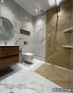 Salle de bain effet marbre et pan effet bois en chevrons — El Jadida