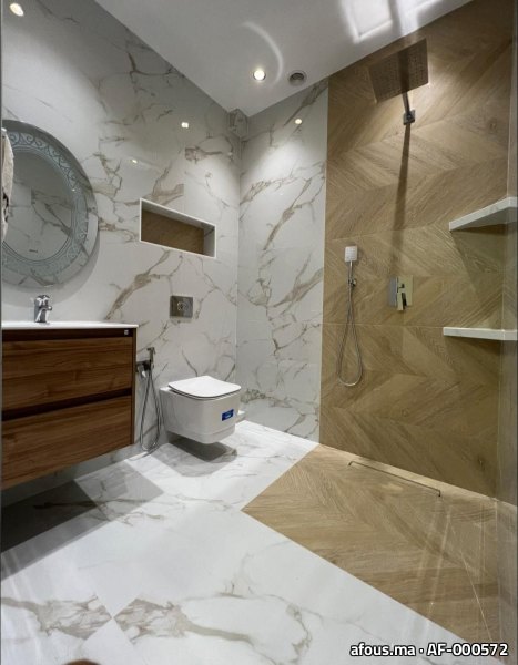 Salle de bain effet marbre et bois