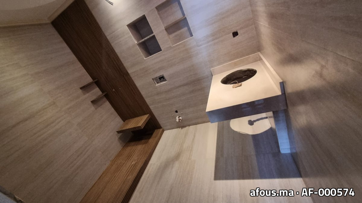 Salle de bain effet travertin à plan-vasque ovale — Casablanca
