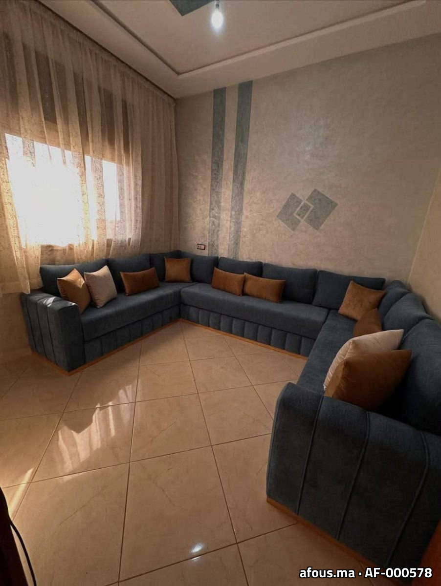 Salon d'angle en U gris à coussins orange — Ksar El Kébir