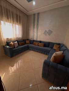 Salon d'angle en U gris à coussins orange — Ksar El Kébir