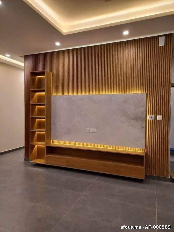 Meuble télé à tasseaux de bois et panneau rétroéclairé — Tétouan