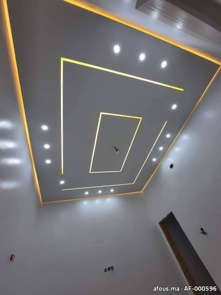 Faux plafond à encadrements LED dorés concentriques — Agadir