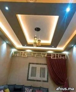 Salon à faux plafond à caisson lumineux et corniche — Agadir