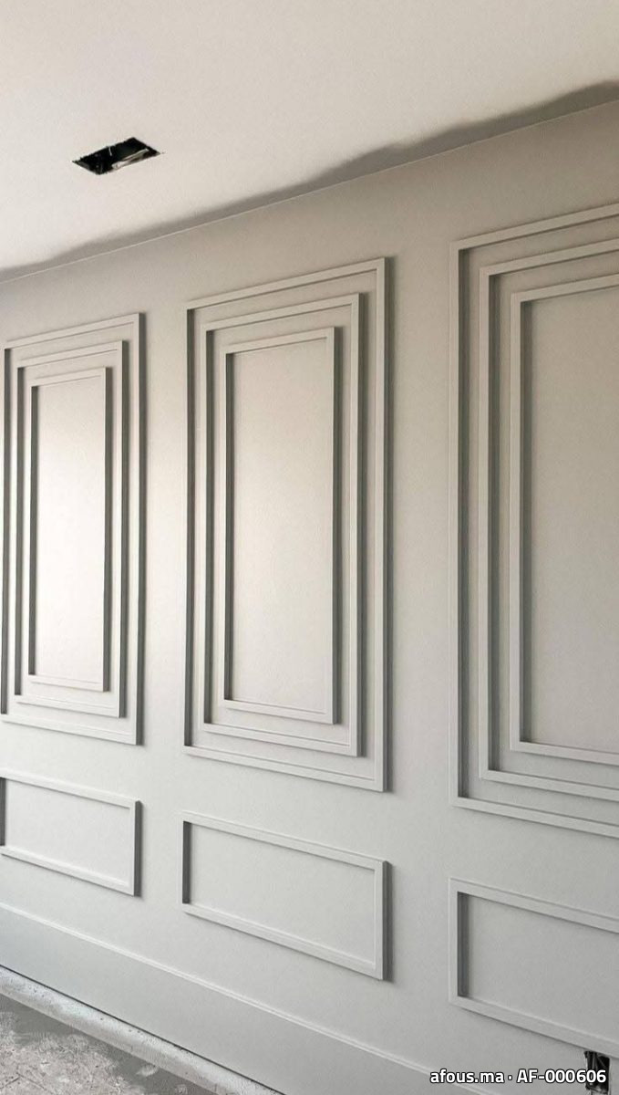 Mur à moulures décoratives en plâtre gris clair — Agadir