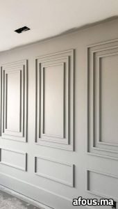 Mur à moulures décoratives en plâtre gris clair — Agadir