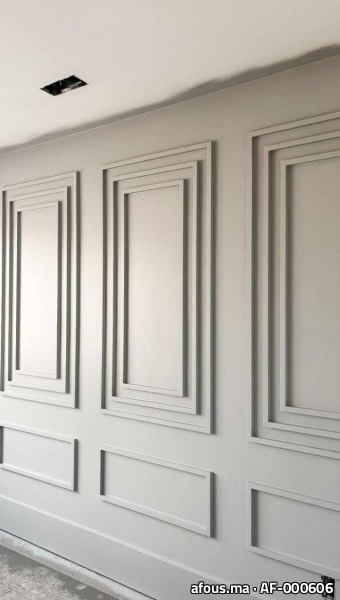 Mur à moulures décoratives en plâtre gris clair — Agadir