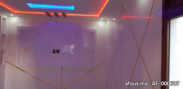 Mur télé en plâtre à niches éclairées