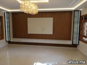 Mur télé habillé de lattes de bois et vitrines — Casablanca