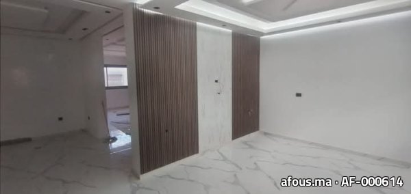 Séjour à cloison de lattes de bois et effet marbre — Casablanca