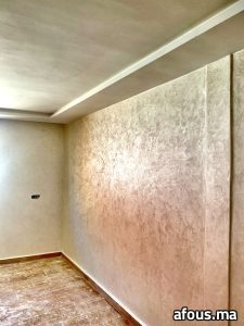 Mur d'accent en enduit décoratif nacré rose doré — Agadir