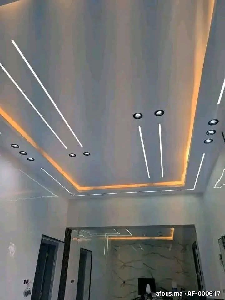 Faux plafond de salon à lignes lumineuses LED — Casablanca